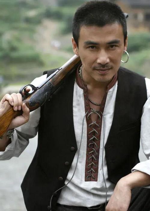 明星柳云龙,从荧幕硬汉到幕后导演，演绎不凡人生