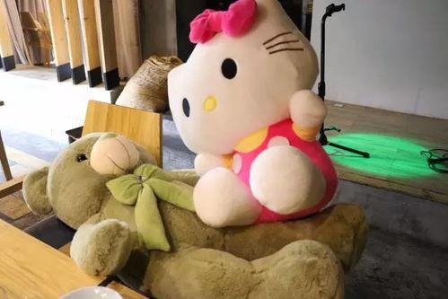 吃瓜被公仔踢到,意外事件引发网友热议