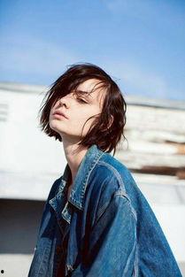 短发模特吃瓜视频,镜头下的时尚与趣味